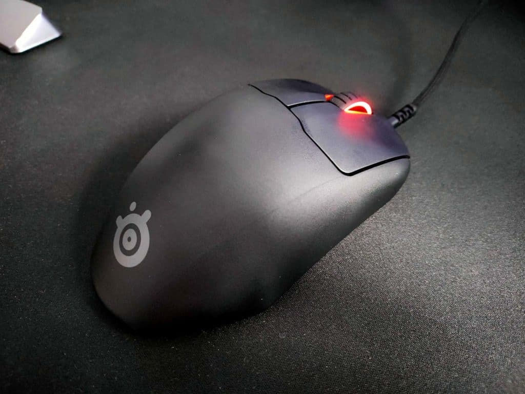 La SteelSeries Prime+ posée sur un tapis de souris