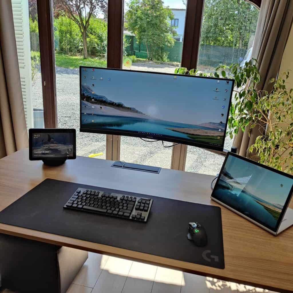 L'Echo Show 10 prends place dans mon environnement de bureau