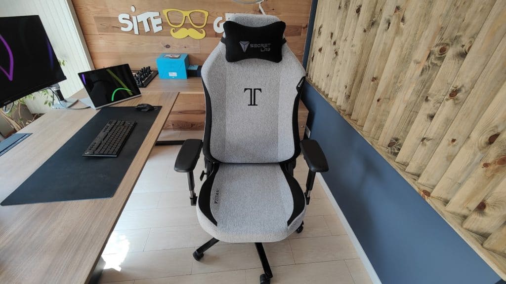 Voici la chaise vue de face avec son petit coussin à mémoire de formes