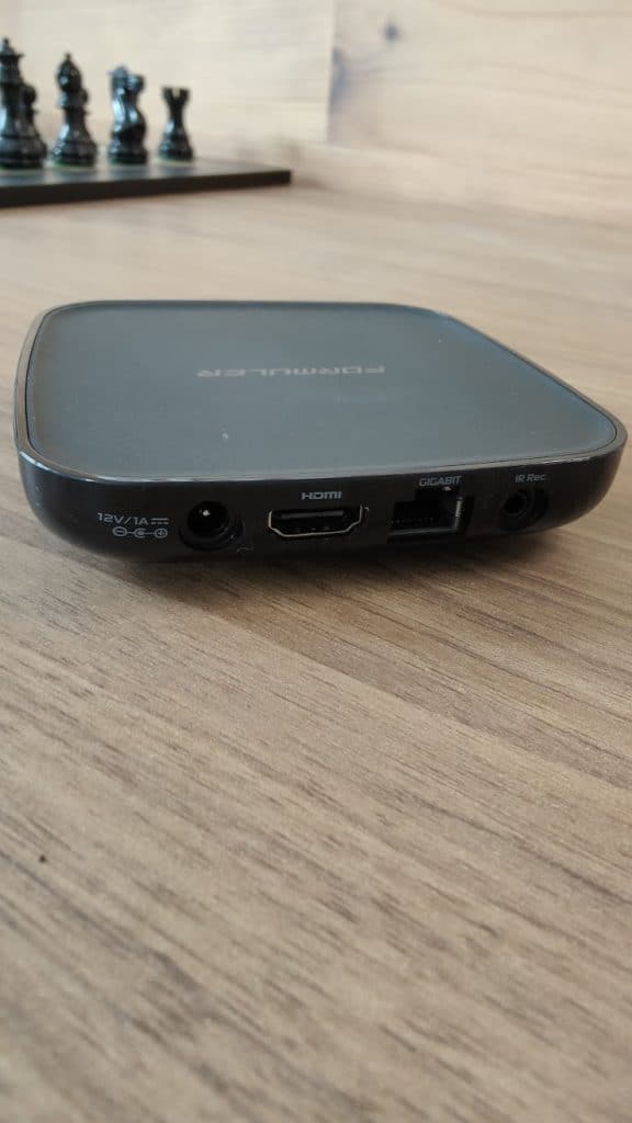 Sur la face arrière on retrouve le port HDMI, réseau et un câble pour étendre le récepteur IR.