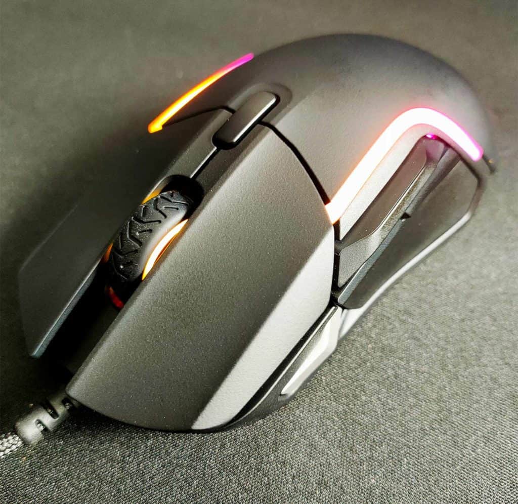 La SteelSeries Rival 5 posée sur un tapis de souris
