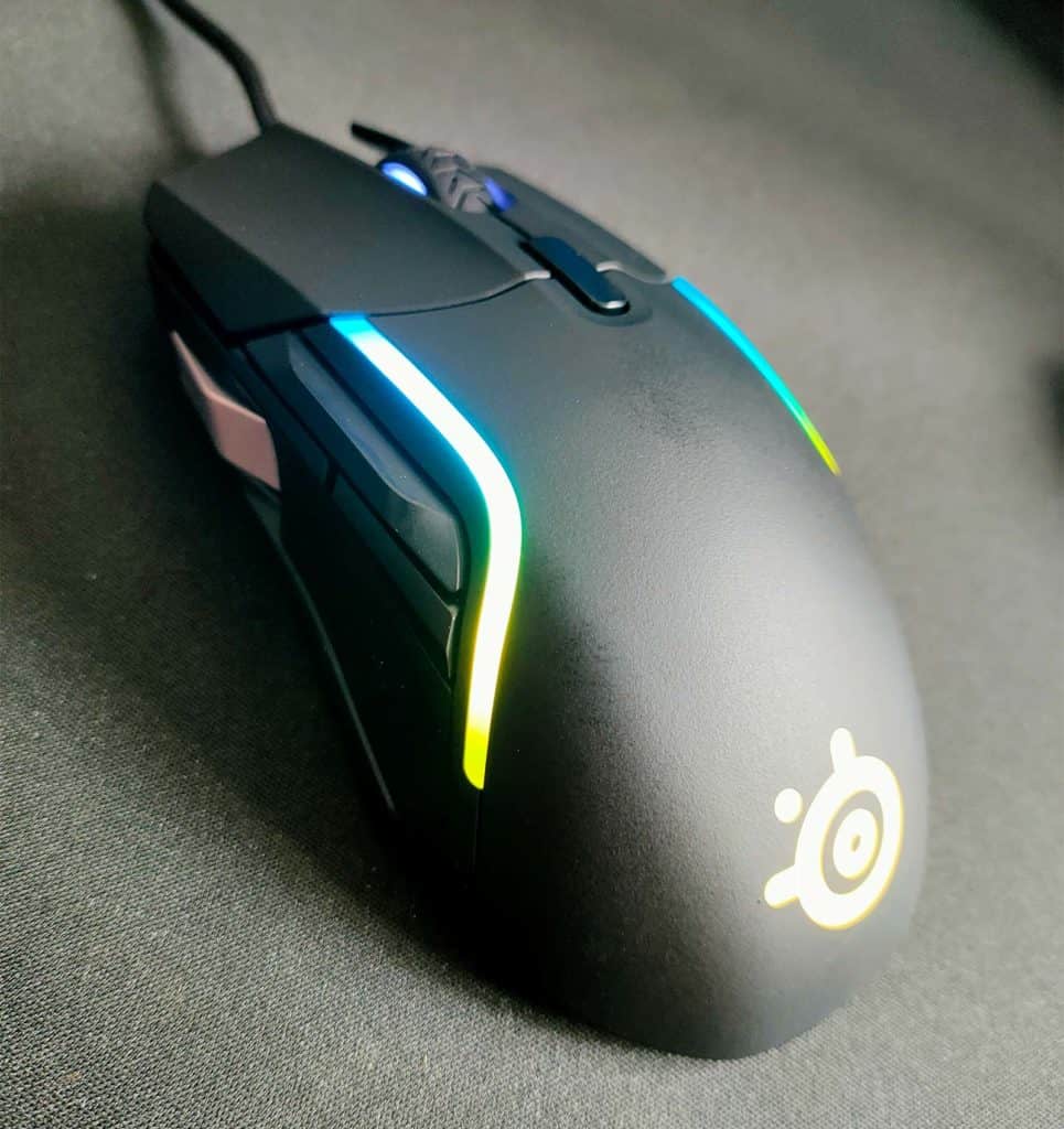 La SteelSeries Rival 5 posée sur un tapis de souris