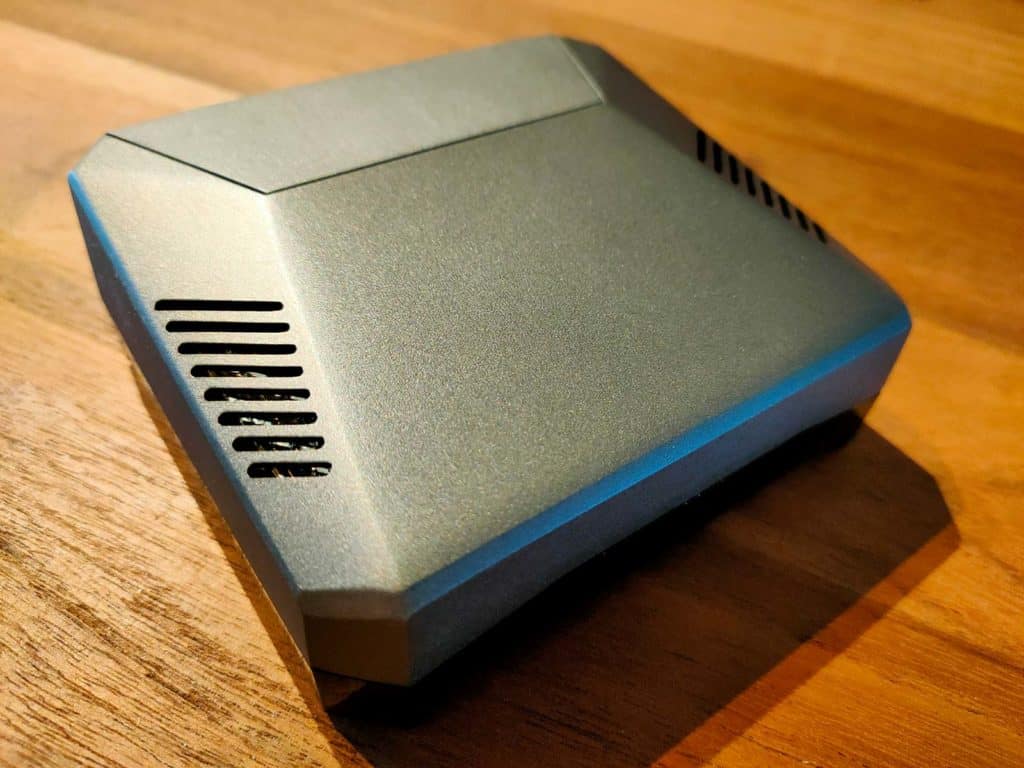 La console Argon posée sur une table