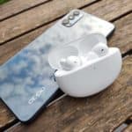 Les Oppo Enco Free2 avec un smartphone posés sur une table