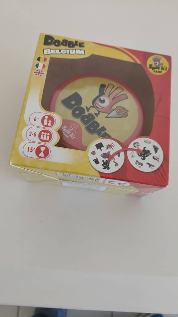 La version belge reprend le même jeu avec des logos autour de la culture belge