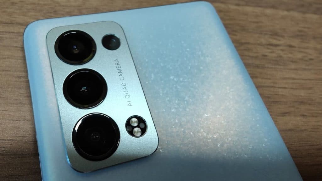 Ce Reno6 Pro 5G est un mix de l'Oppo Find X3 Pro et de l'iPhone 12 Pro.