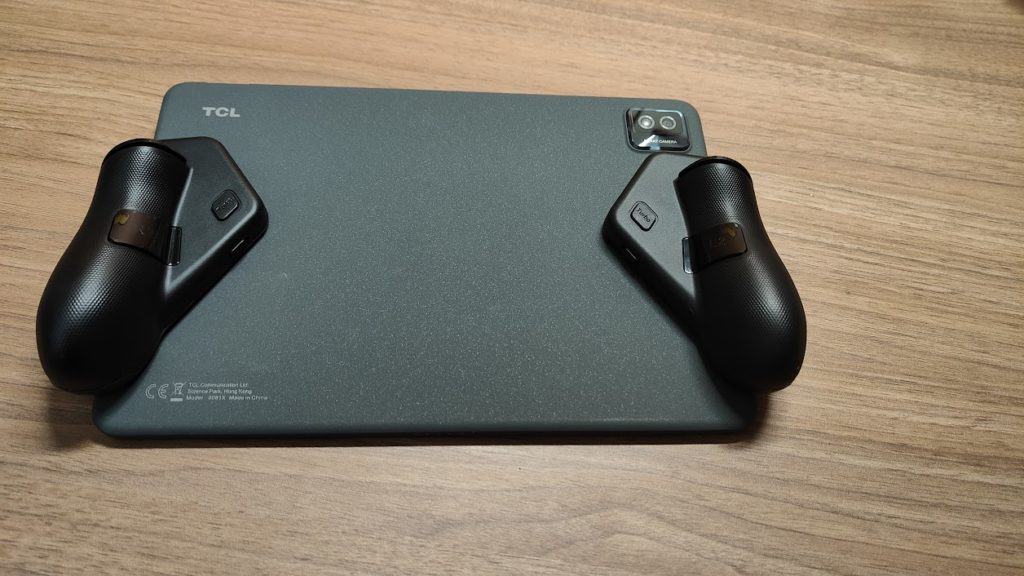 à l'arrière vous avez de vraies gachettes pour mal jouer comme avec une manette ^^