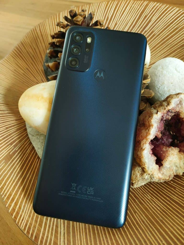 Le moto g60s posé sur des pierres