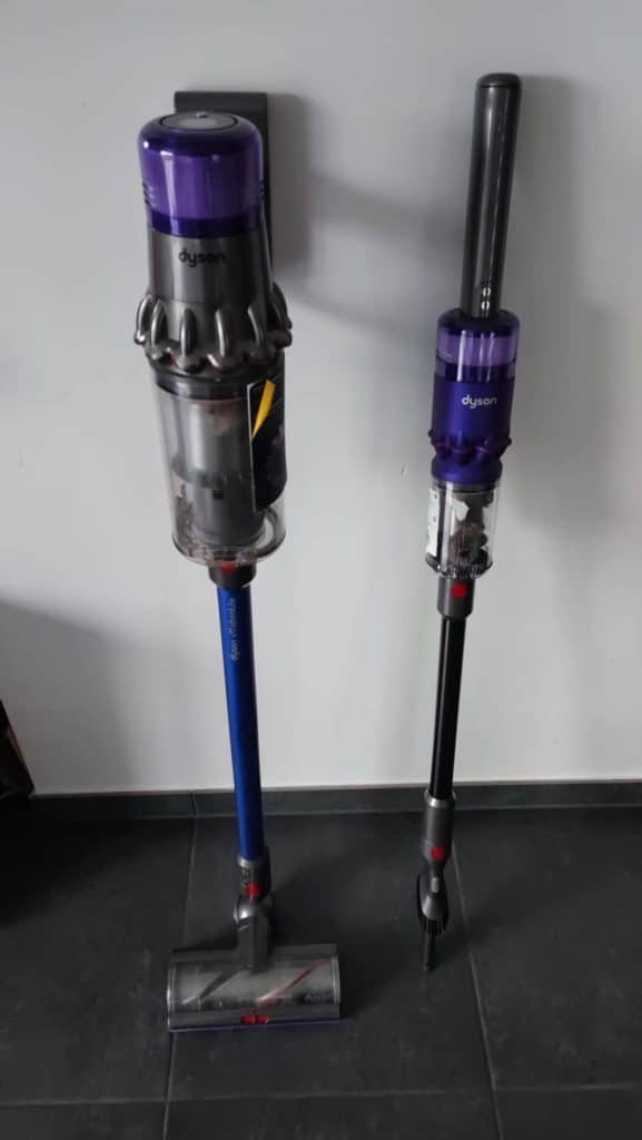 Le Dyson Omni-Glide à côté du Dyson V11