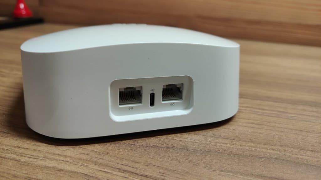 Eero Pro 6 Wifi Mesh - chaque point dispose de 2 ports Ethernet ce qui permet d'y brancher un autre appareil en plus du câble pour fournir Internet au dispositif