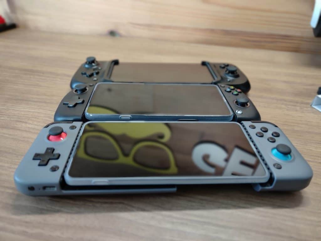 Voici la manette accompagnée de ses semblables