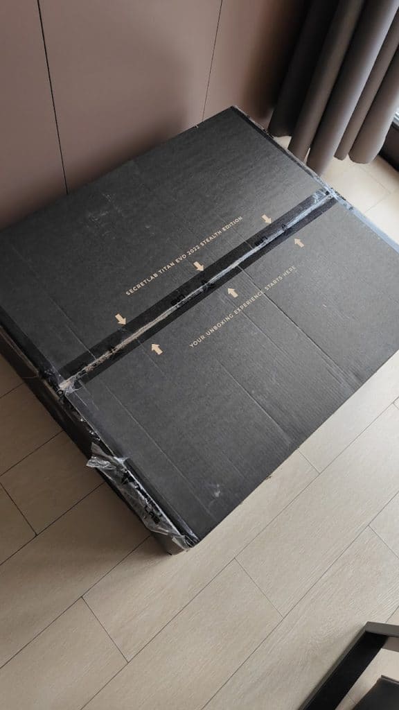 La boite est imposante et le livreur m'a remercié d'être présent le jour le la livraison ^^