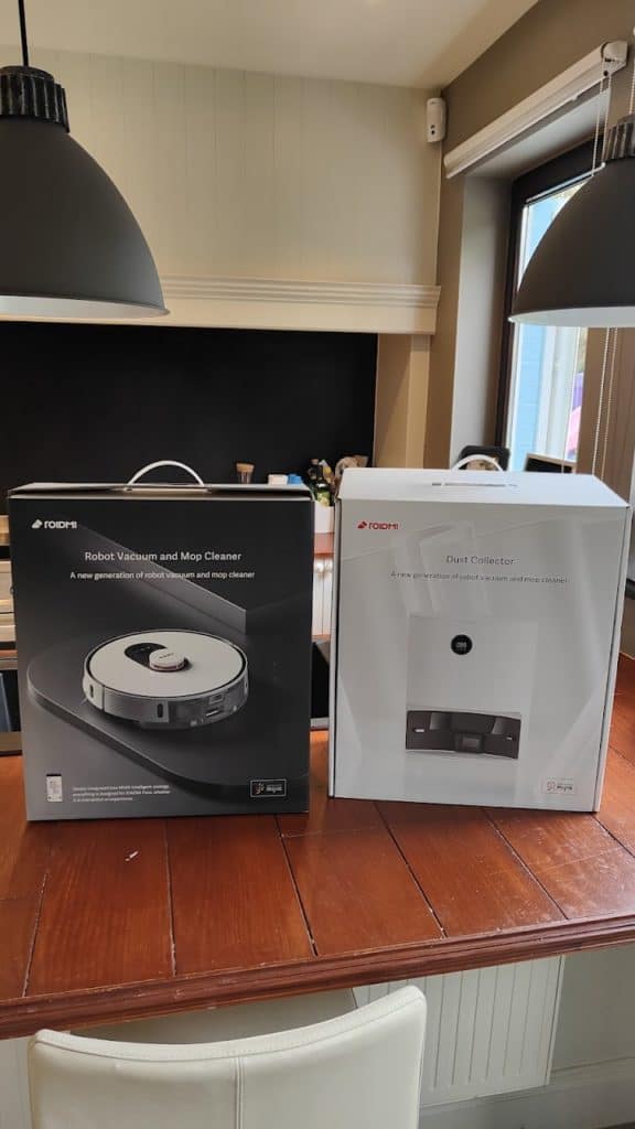 Arrivage du Roidmi dans deux boites : le robot et l'unité de collecte sont séparés