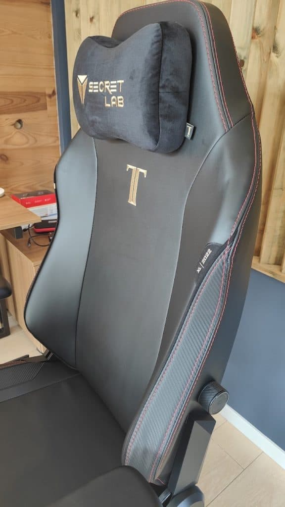 On peut régler les lombaires avec plus de précision et le coussin tient avec un aimant : c'est plus beau