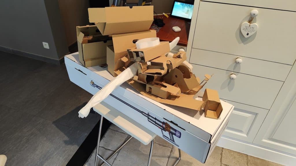 Dyson n'est pas le champion du zéro déchet, j'ignore si ce tas de carton c'est mieux ou pire que la frigolite?