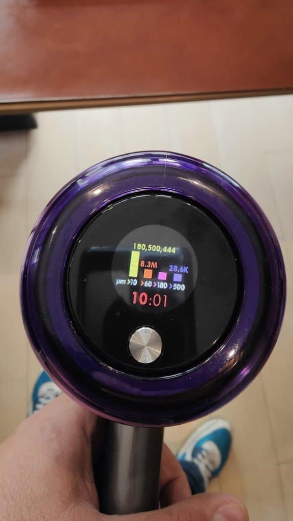 L'écran affiche le type de poussières ramassées par votre aspirateur Dyson V15 Detect