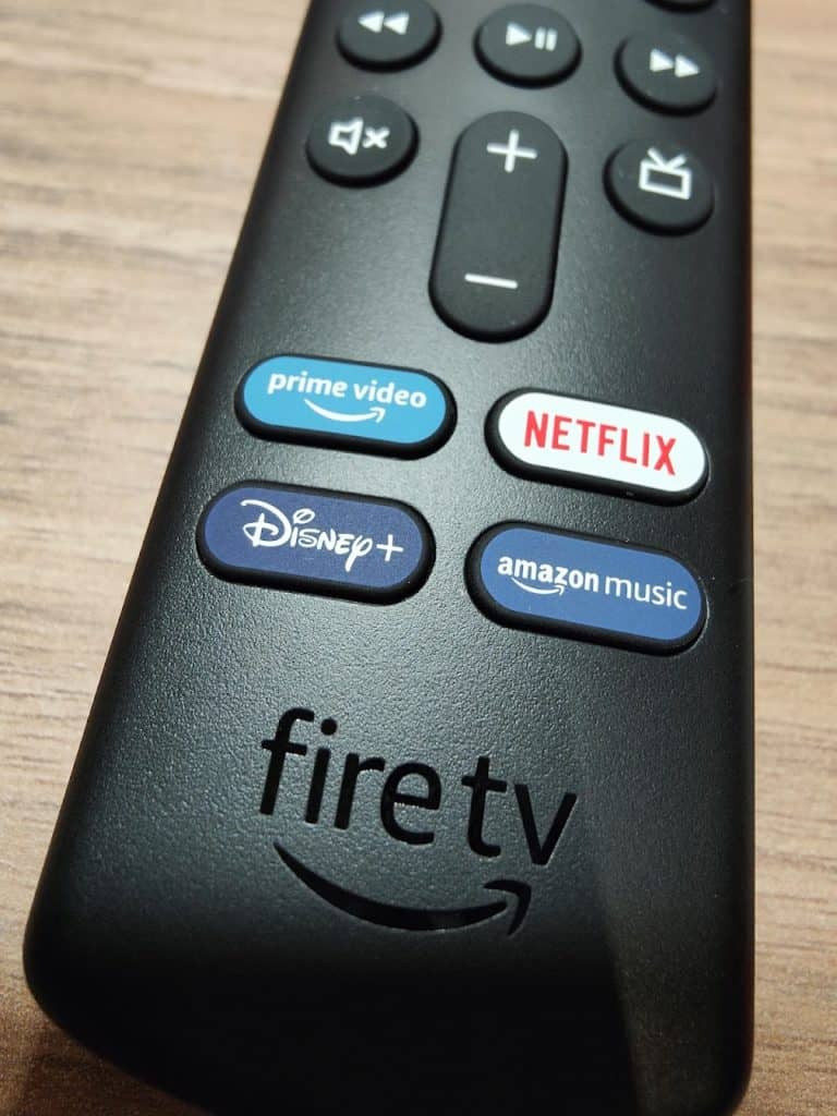 La télécommande est vraiment chouette et dispose maintenant de l'assistant vocal Alexa