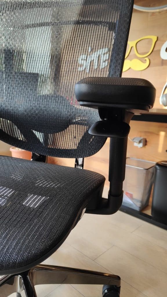 NeueChair - Les accoudoirs sont totalement réglables.