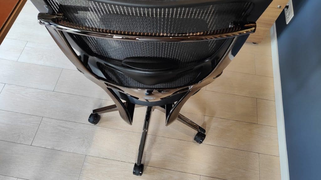 NeueChair - La structure en métal à l'arrière est très solide