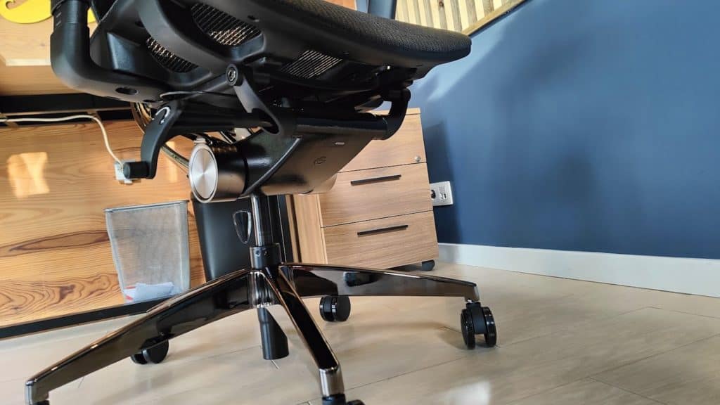 NeueChair - On peut régler la resistance de la chaise en fonction de son poids