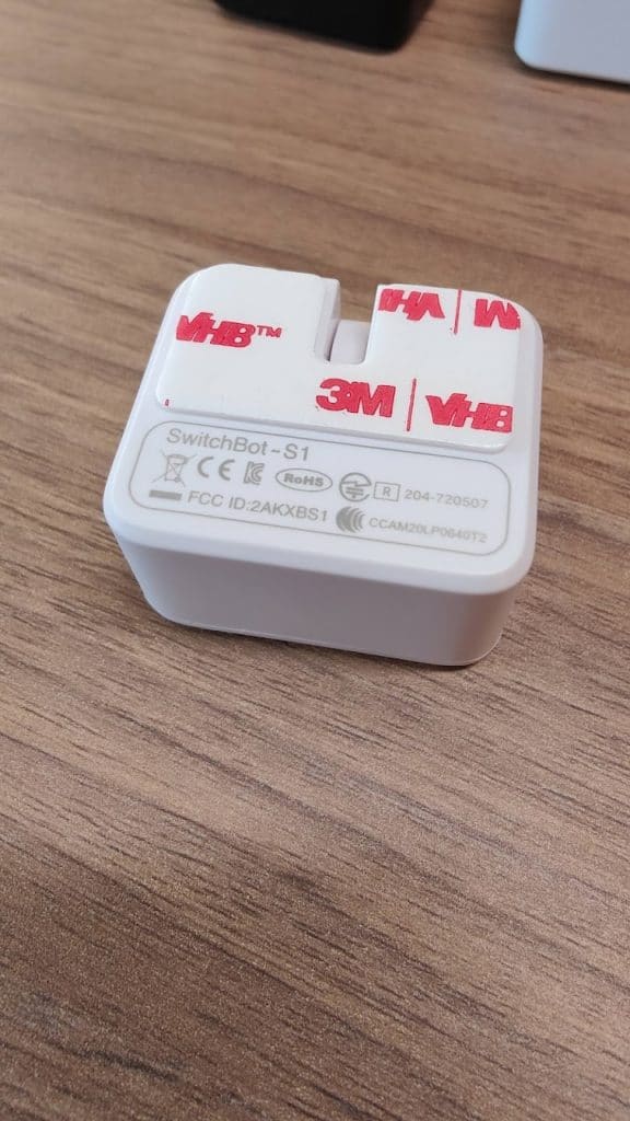 SwitchBot - Les équipements disposent de collants 3M très puissants