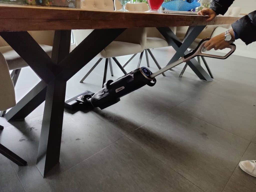 EASINE W100 est assez maniable et on peut facilement accéder à tous les endroits cachés de la maison.