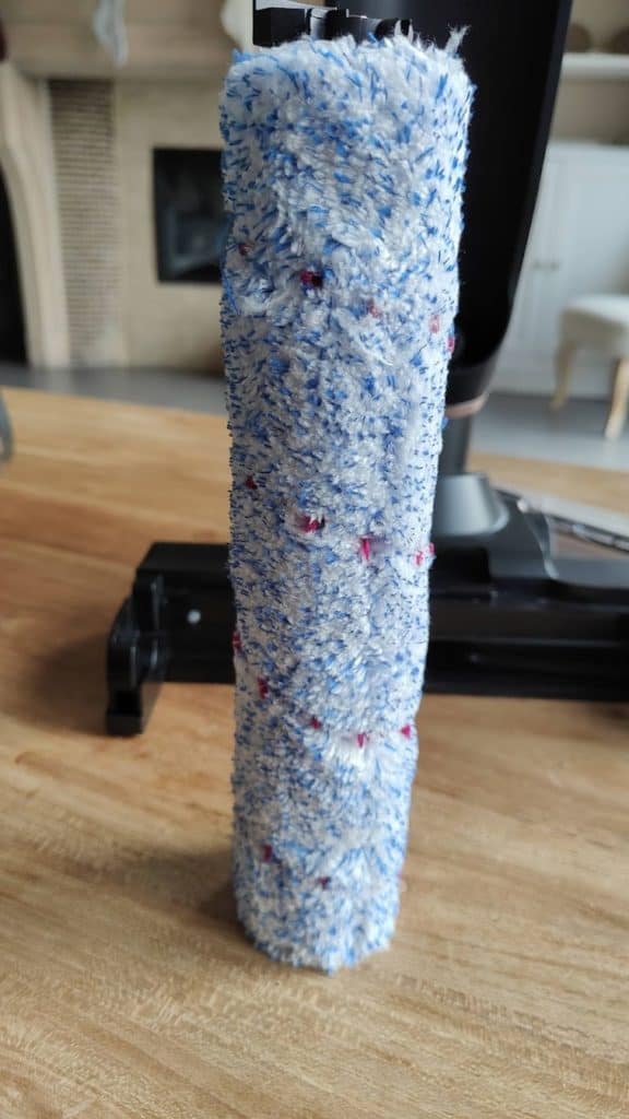 EASINE W100 - La brosse dispose de petits éléments plus durs ce qui permet de décrocher les tâches tenaces