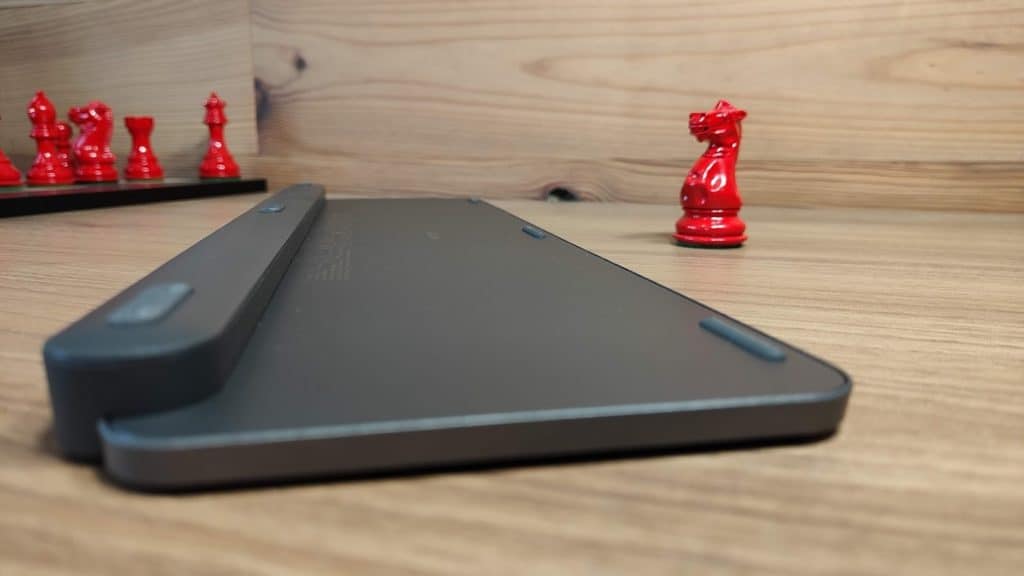 Logitech MX Keys Plus - l'arrière est naturellement surélevée