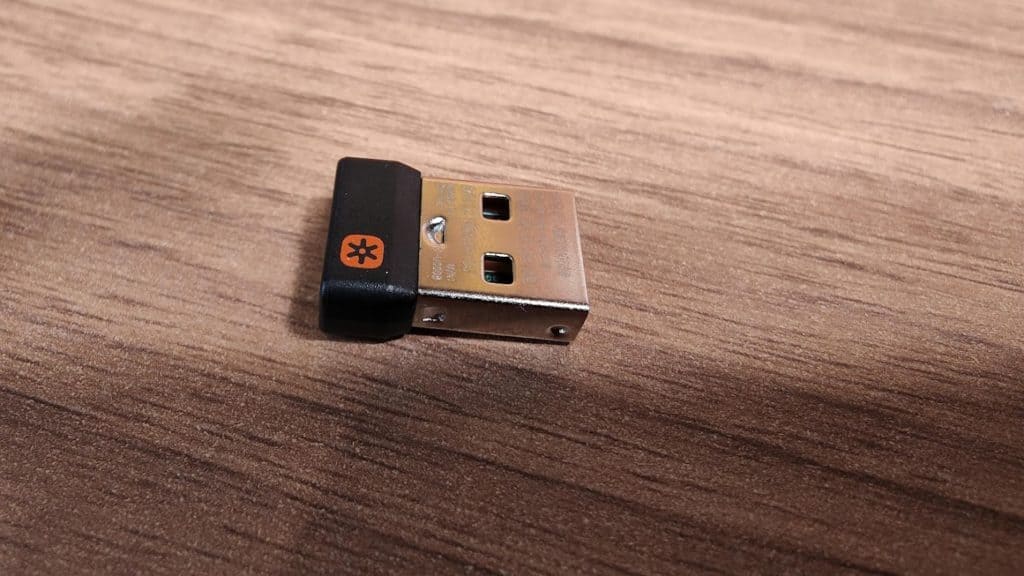 Logitech MX Keys Plus - le récepteur Logitech est minuscule