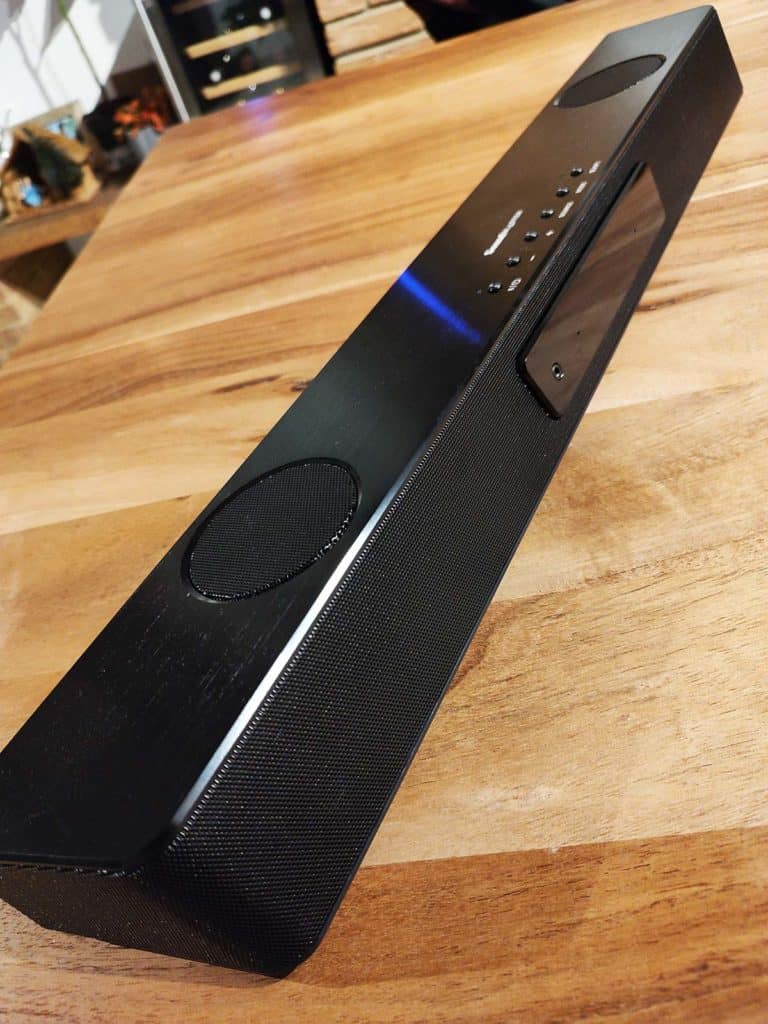 La Sound Blaster Katana V2 posée sur une table