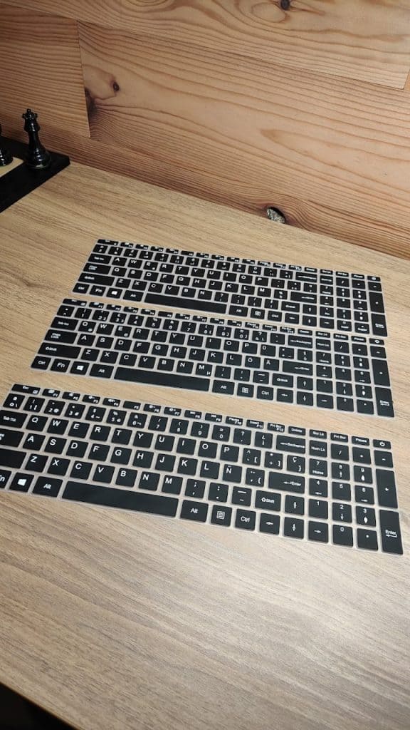 Le fabriquant livre l'ordinateur avec quelques layouts différents mais pas d'Azerty