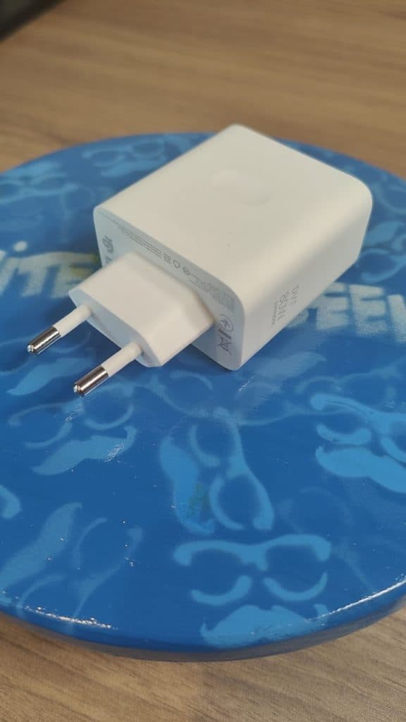 Le chargeur est un peu massif, ça peut être un peu gênant