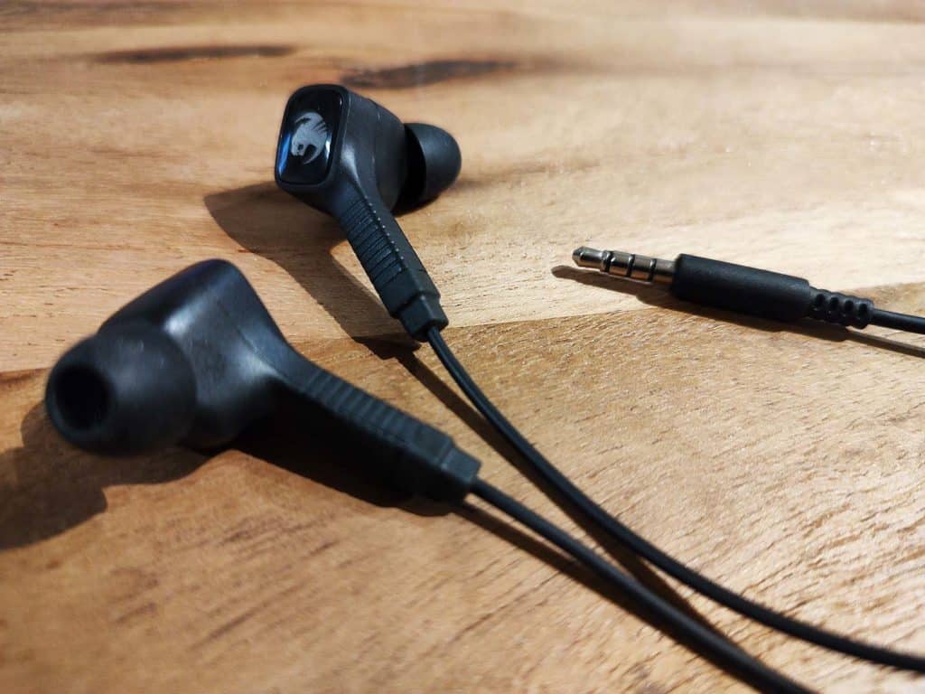 Les Roccat Syn Buds Core posés sur une table