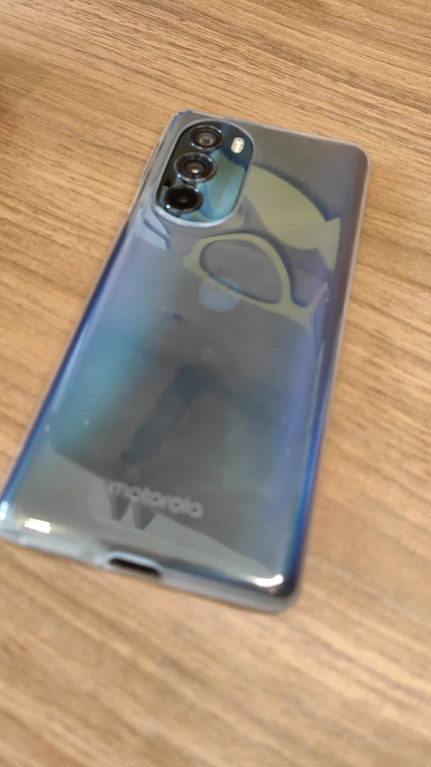 Motorola Edge 30 Pro - la face arrière est brillante