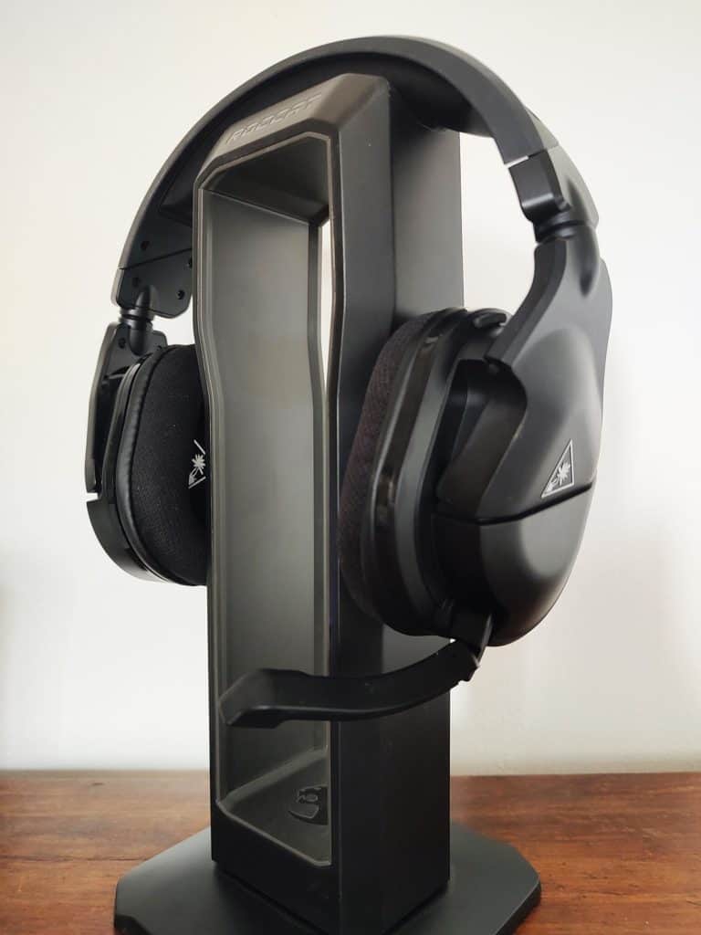 Le Turtle Beach Stealth 600 Gen 2 Max posé sur un support