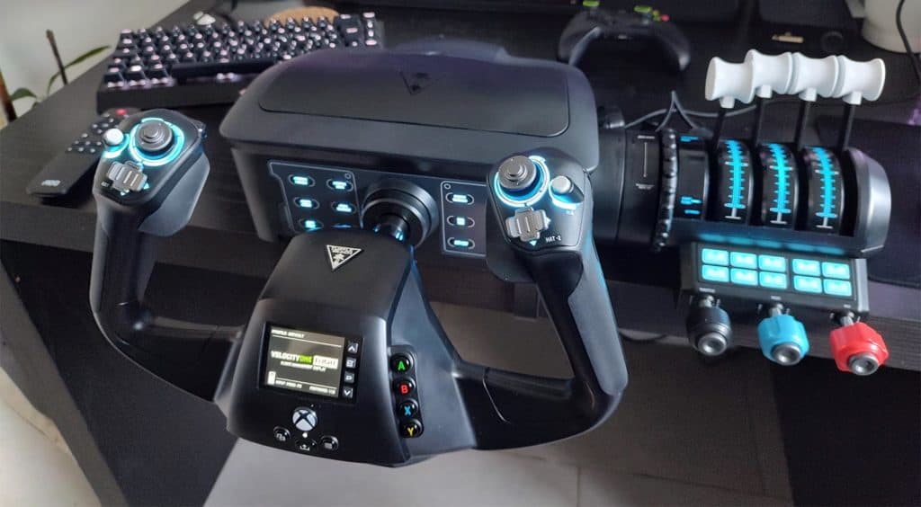 Le Turtle Beach VelocityOne Flight fixé sur un bureau