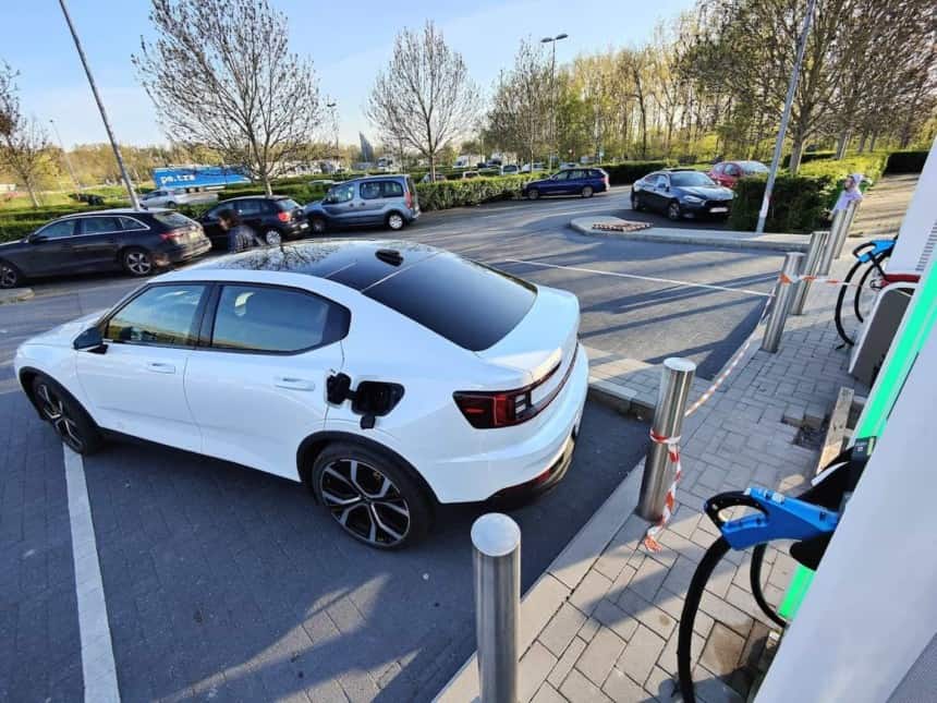 Ma voiture en train de charger, garée de travers pour atteindre la borne chez Total