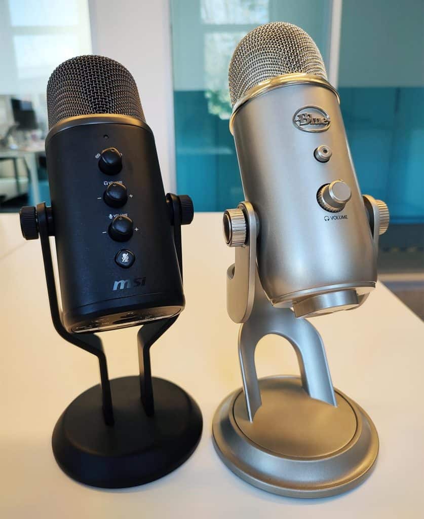 Le MSI Immerse GV60 posé à côté d'un Blue Yeti