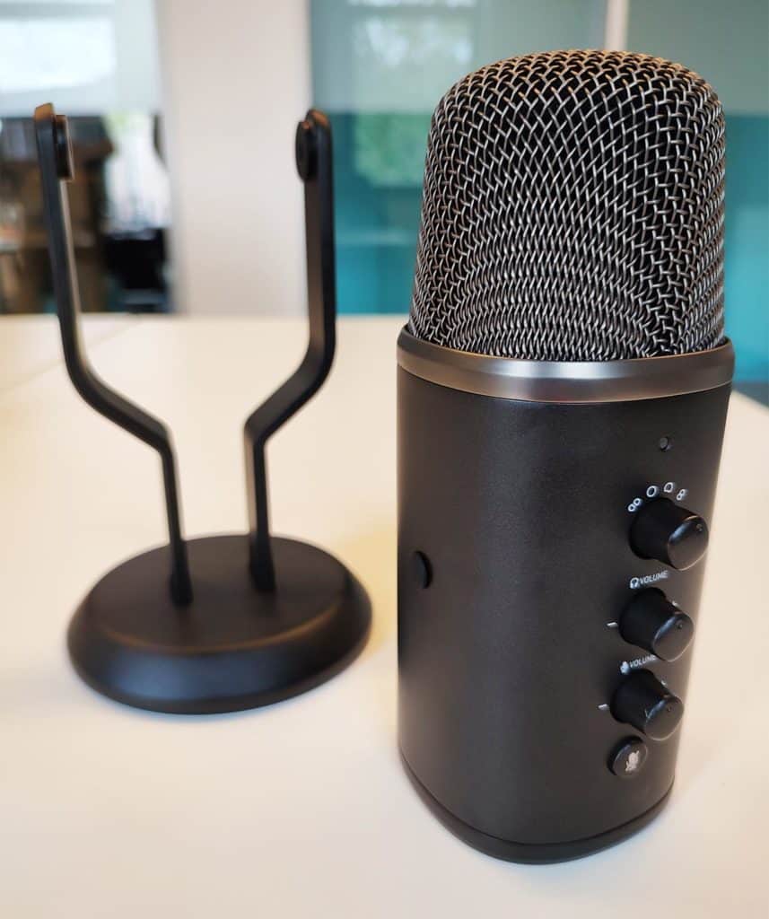 Le MSI Immerse GV60 à côté de son pied