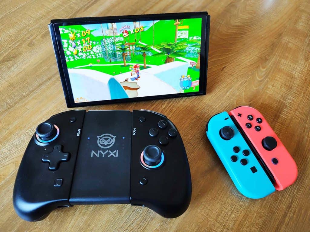 Le NYXI Wireless Joy-pad posé à côté d'une Switch