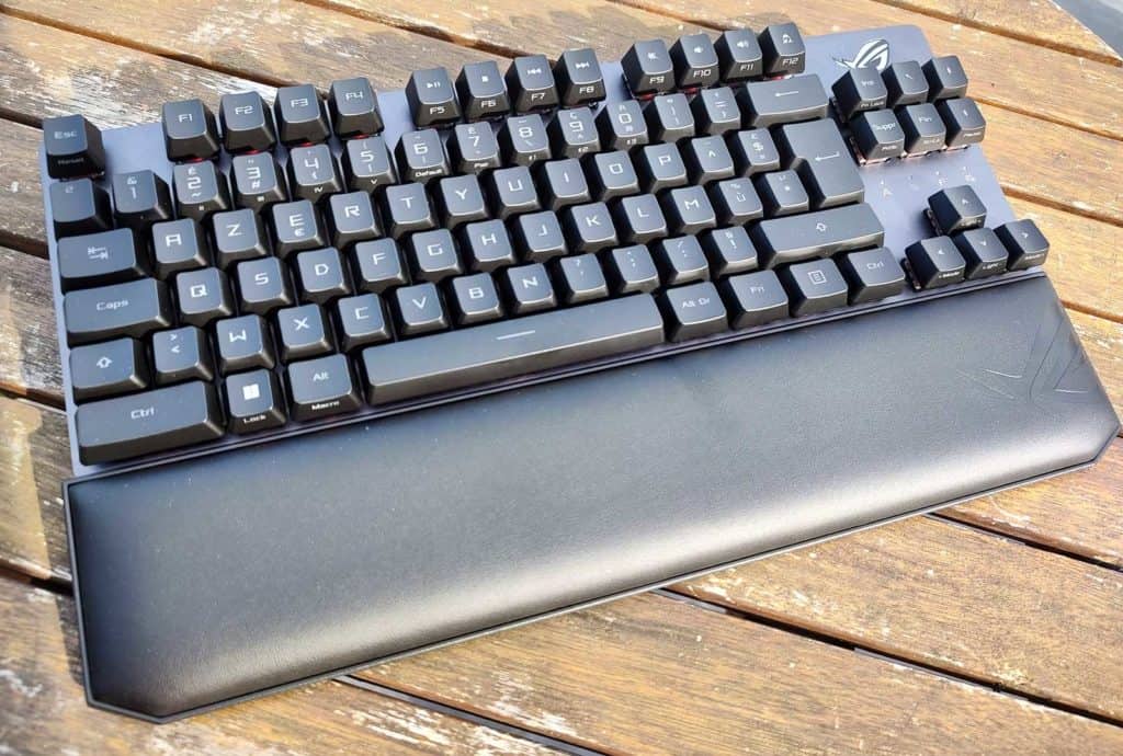 Le ROG Strix Scope RX TKL Wireless Deluxe posé sur une table