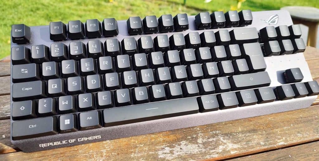 Le ROG Strix Scope RX TKL Wireless Deluxe posé sur une table