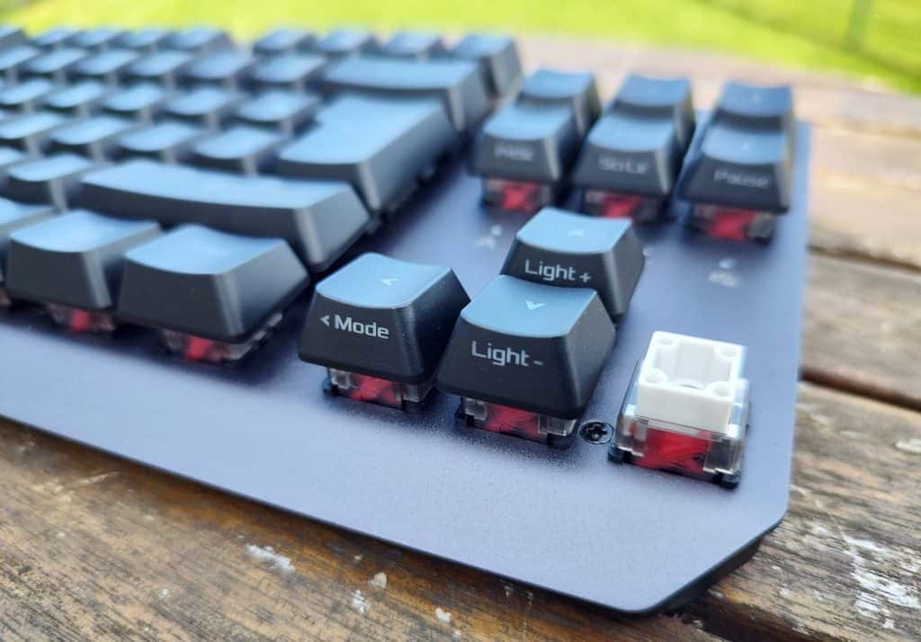 Gros plan sur les switchs du ROG Strix Scope RX TKL Wireless Deluxe
