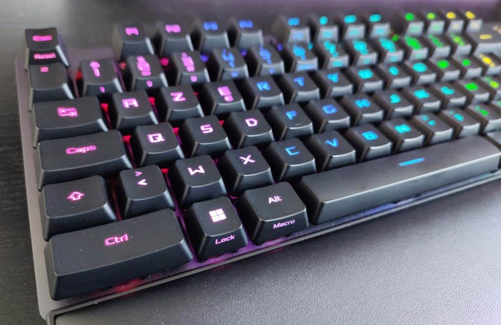 Le ROG Strix Scope RX TKL Wireless Deluxe allumé
