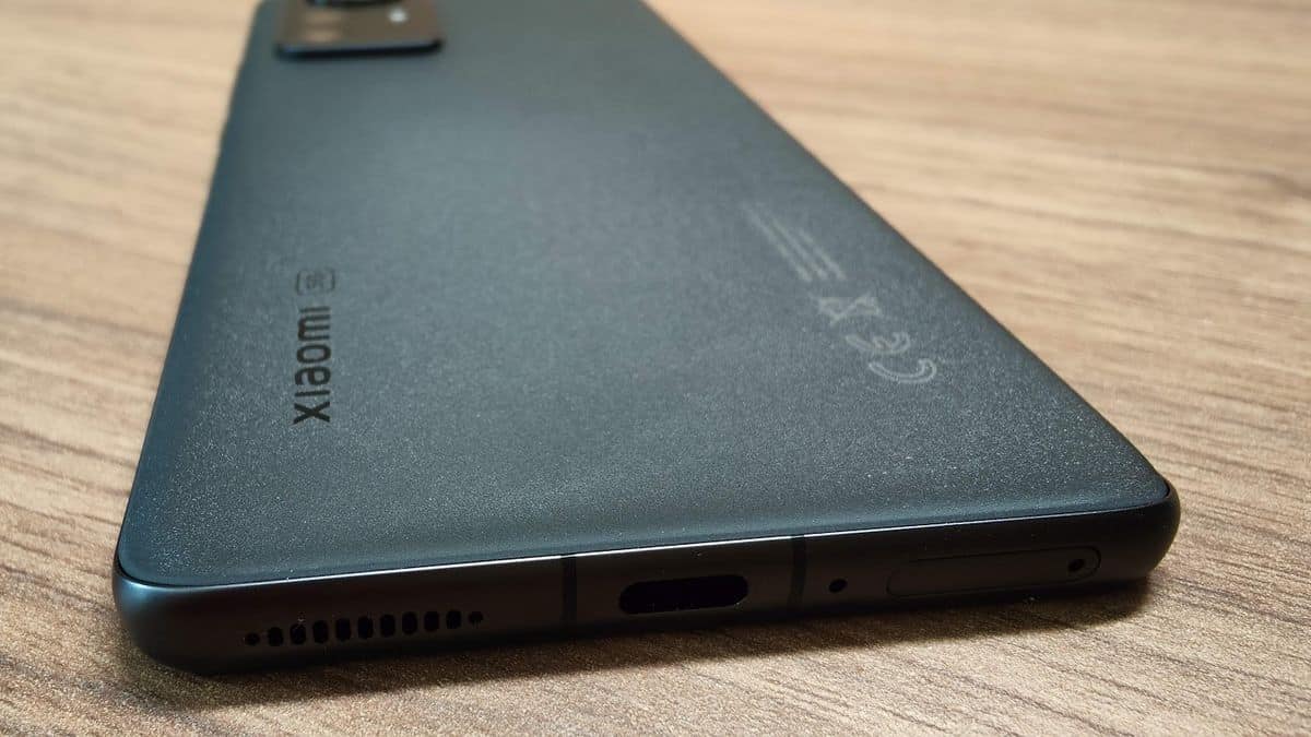 Xiaomi 12 Pro - Le revêtement un peu rugueux à l'arrière est agréable au toucher