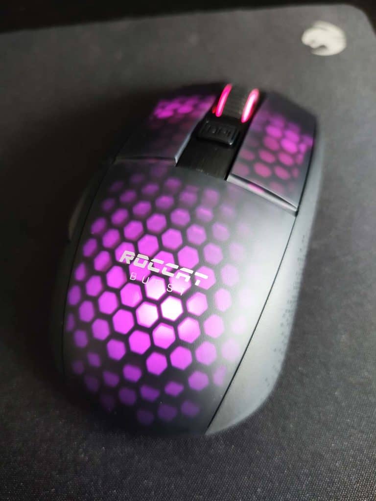 La Roccat Burst Pro Air posée sur un tapis de souris