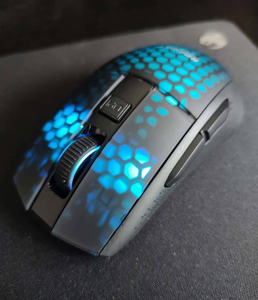 La Roccat Burst Pro Air posée sur un tapis de souris