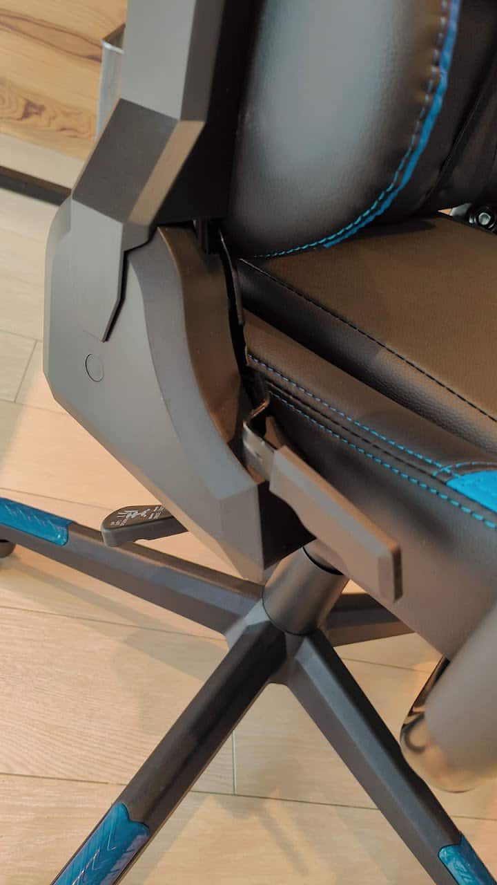 Sanodesk GC03 : des caches en plastiques dissimulent toutes les fixations