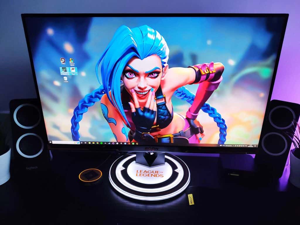 L'écran AOC Agon Pro AG275QXL posé sur un bureau