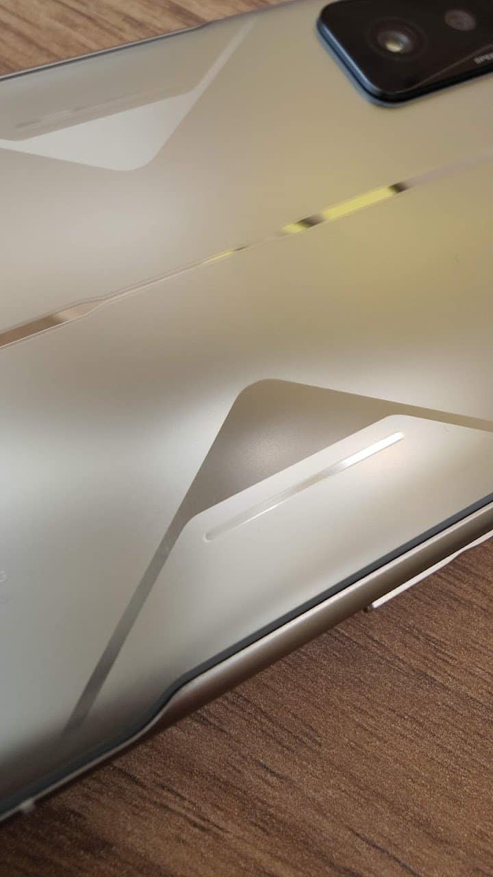 Un look vraiment singulier pour ce téléphone Poco F4 GT